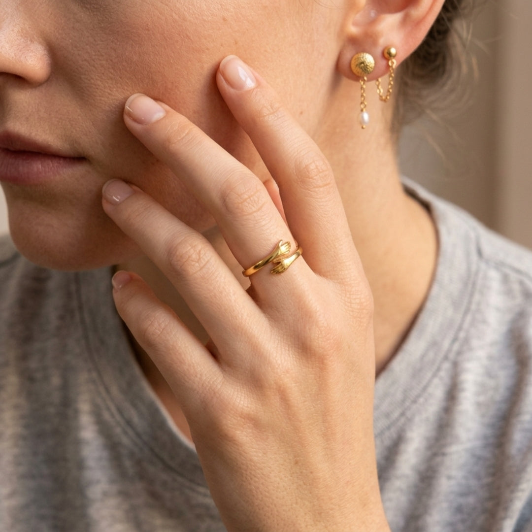 Mujer con el anillo Abrazo Eterno dorado puesto en la mano