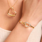 Dos muñecas juntas, una con la pulsera en oro y otra con la pulsera en plata