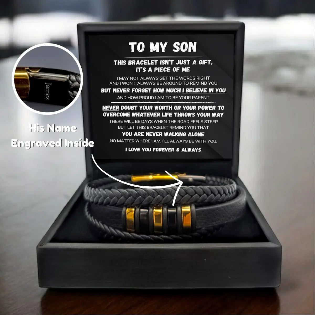 Pulsera de cuero trenzado en su caja negra, con la tarjeta de mensaje y el nombre grabado dentro del cierre