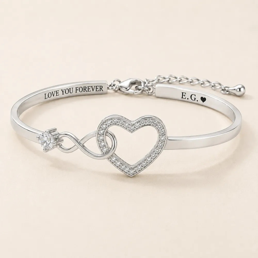 Pulsera en plata con «LOVE YOU FOREVER» grabado en una placa y las iniciales con un corazón en la otra