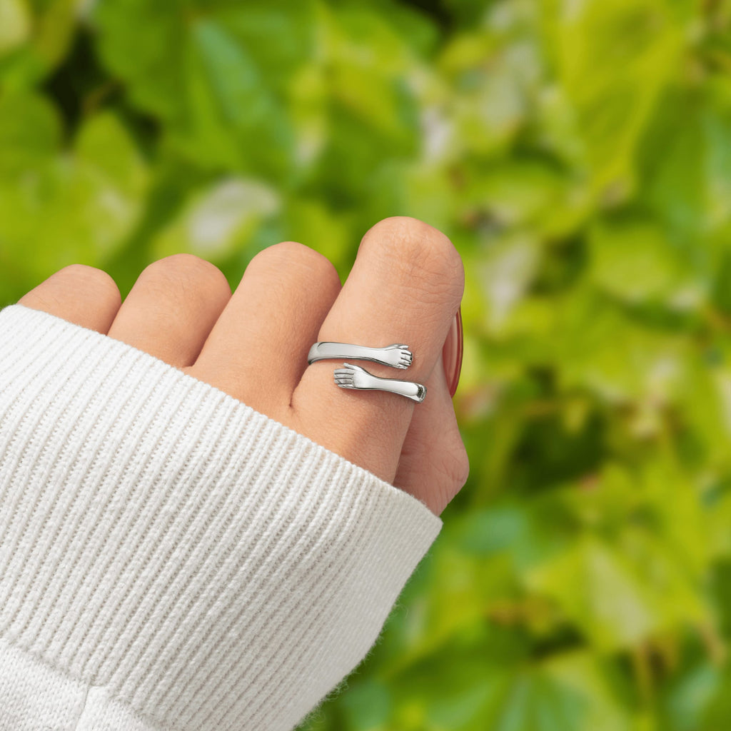 Anillo abrazo de acero puesto en la mano