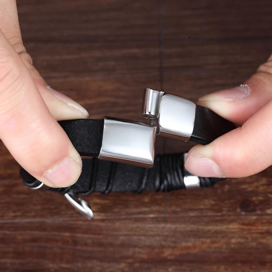 Manos abriendo el cierre magnético de acero de la pulsera