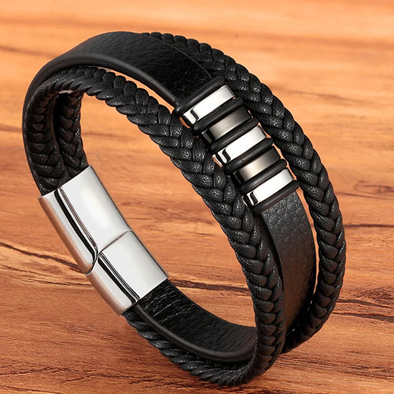 Pulsera de cuero trenzado con cierre de acero plateado sobre fondo de madera