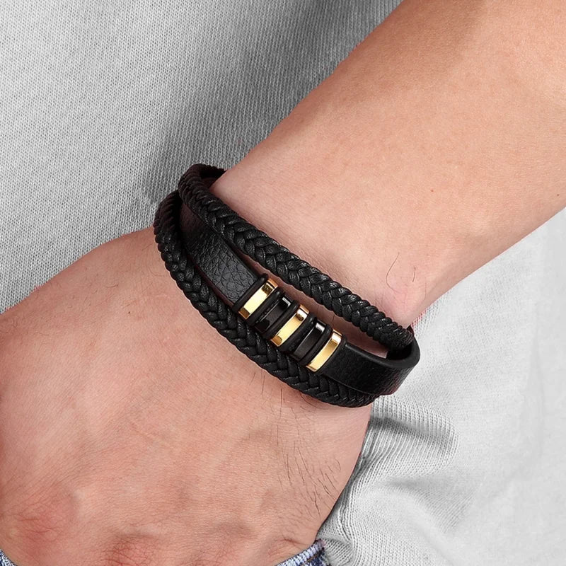 Pulsera de cuero trenzado puesta en la muñeca de un chico joven