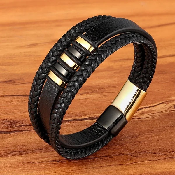 Detalle del trenzado de cuero y de las piezas doradas de la pulsera