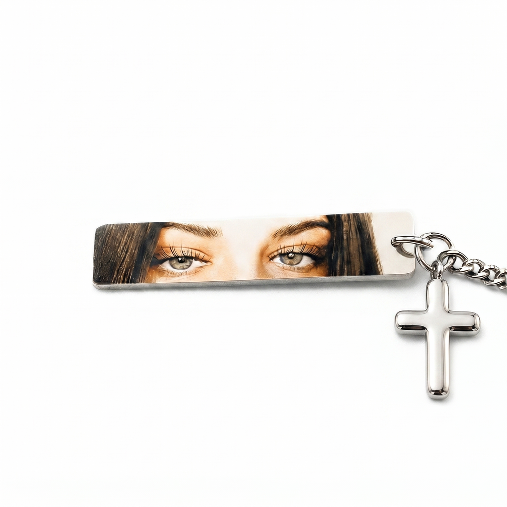Llavero Mirada Eterna con charm de Cruz