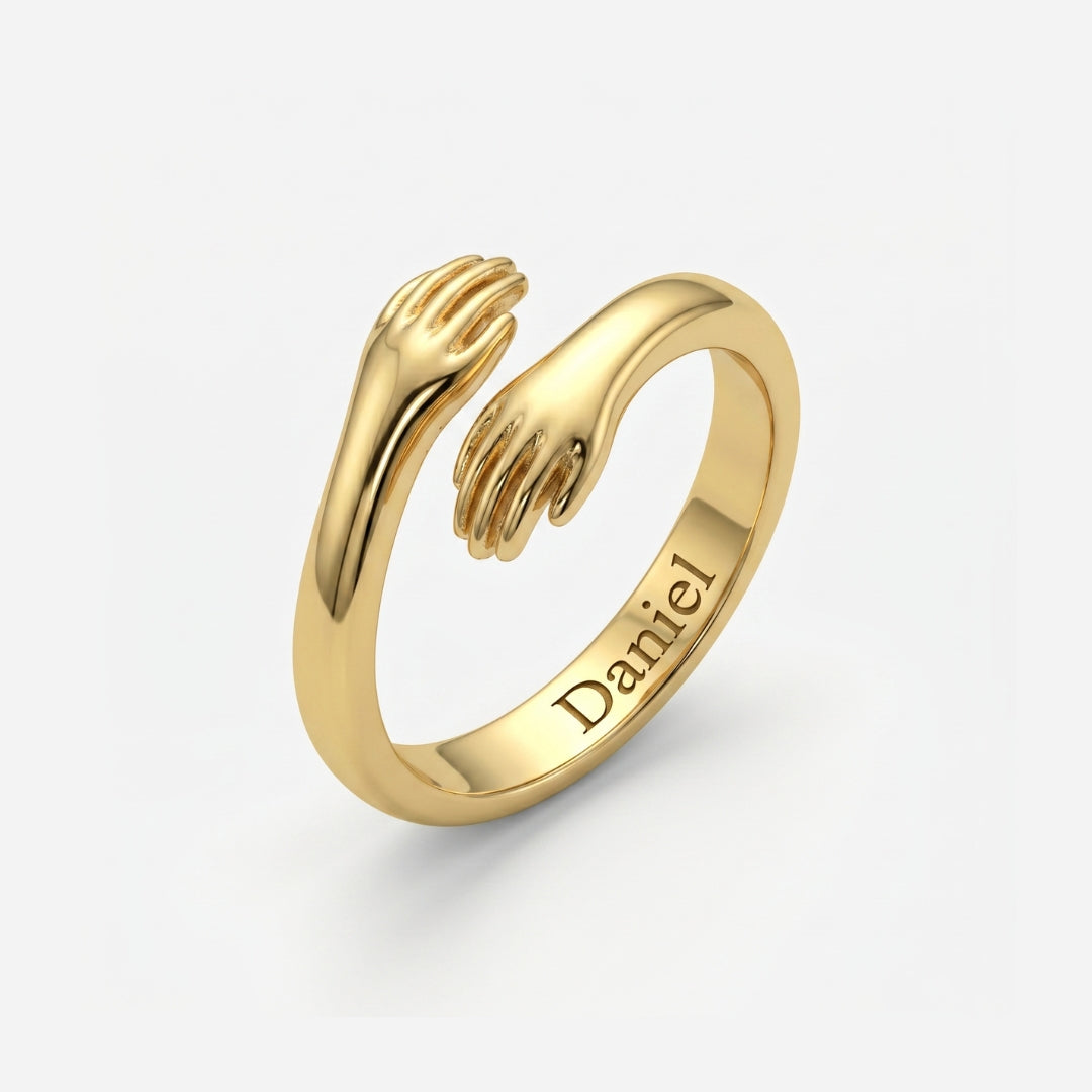 Anillo Abrazo Eterno con baño de oro de 18 quilates y un nombre grabado por dentro