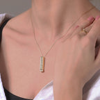 Collar «Te quiero» dorado puesto con camisa blanca