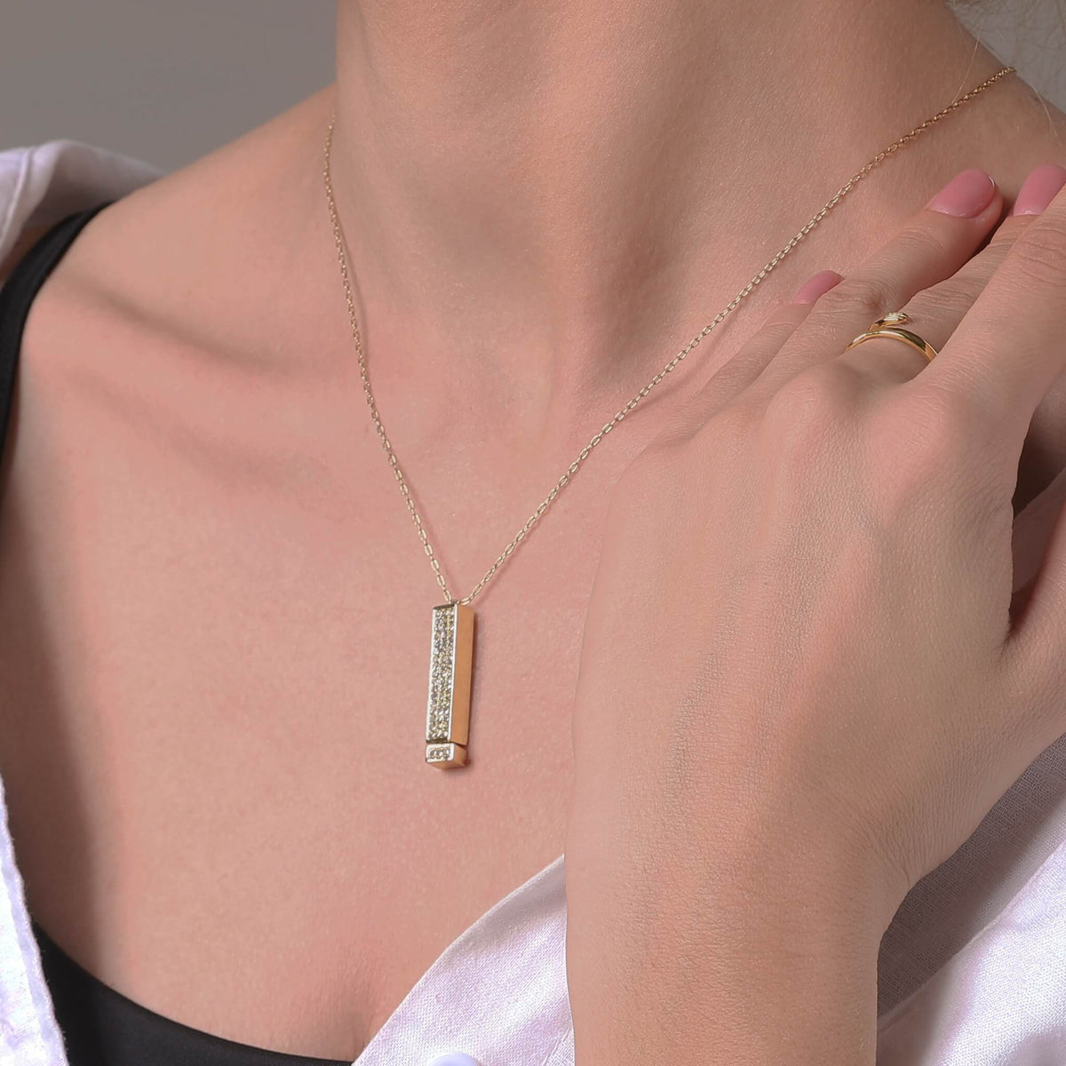 Collar «Te quiero» dorado puesto con camisa blanca