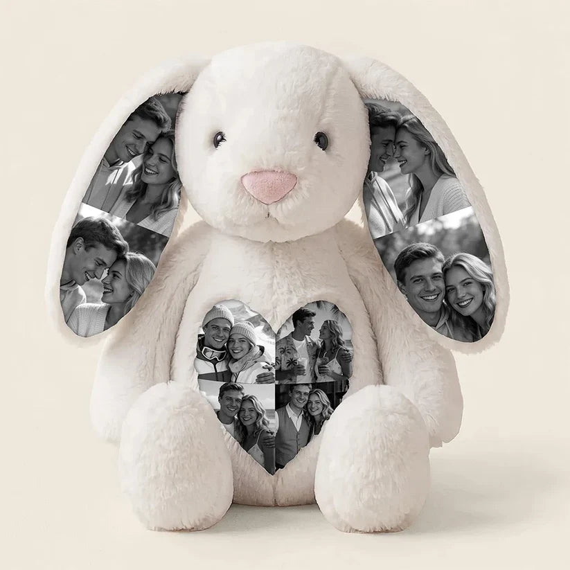 Conejito de peluche blanco con fotos por dentro de las orejas y en el corazón