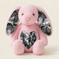 Conejito de peluche rosa con fotos por dentro de las orejas y en el corazón