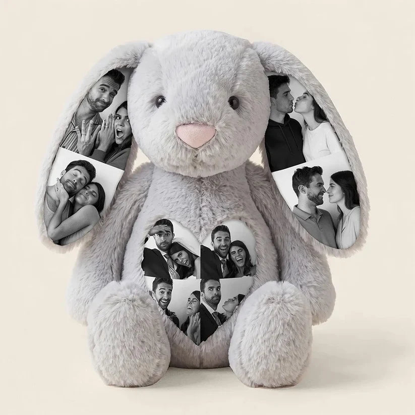 Conejito de peluche gris con fotos por dentro de las orejas y en el corazón