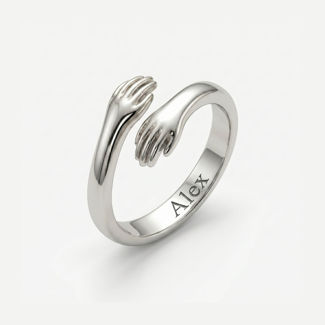 Anillo Abrazo Eterno en plata con un nombre grabado por dentro