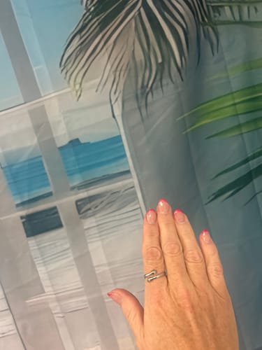 Mano con el anillo abrazo puesto a la luz del día