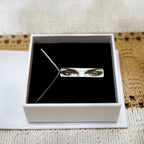 Detalle del grabado de la mirada en el colgante