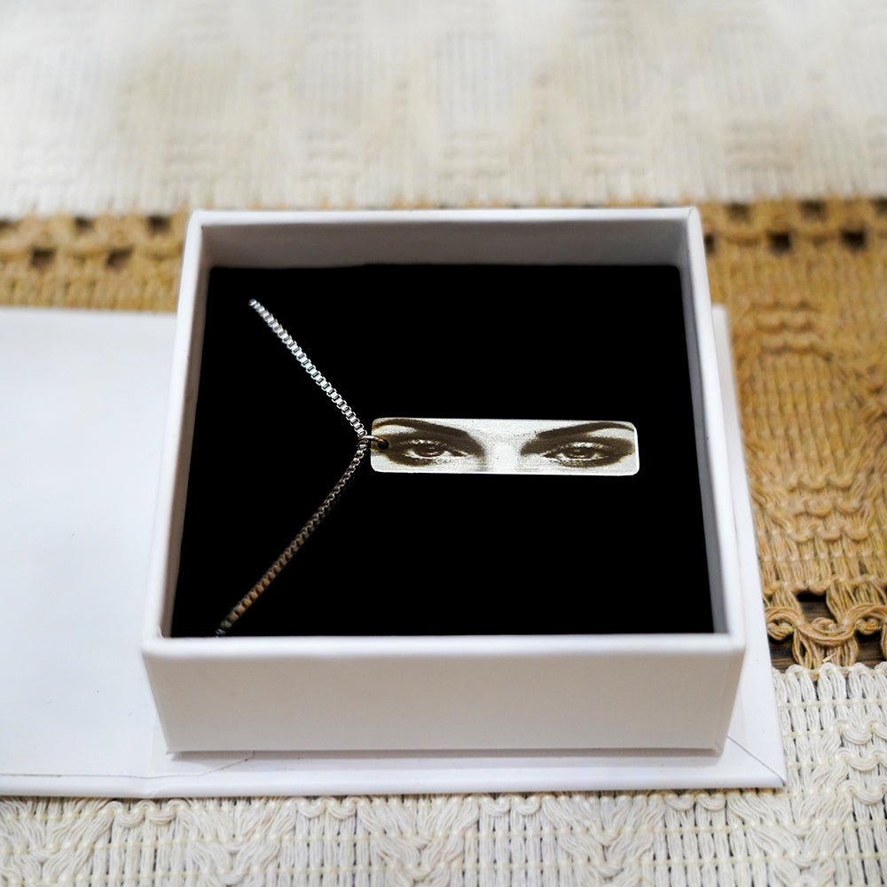 Detalle del grabado de la mirada en el colgante