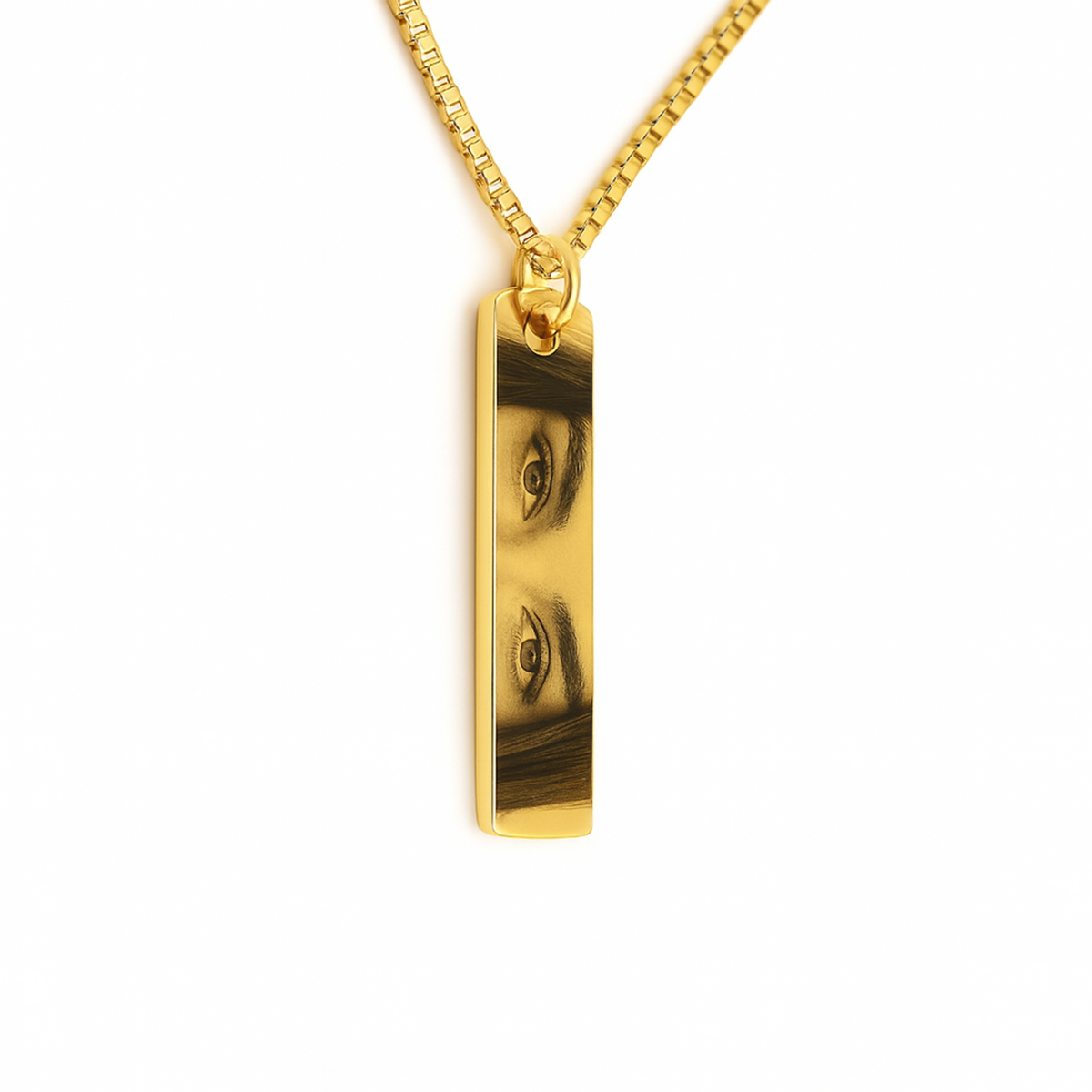 Collar con la foto de unos ojos grabada, acabado en oro