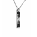 Collar con la foto de unos ojos grabada, acabado en plata