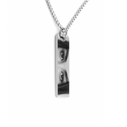 Collar con la foto de unos ojos grabada, acabado en plata