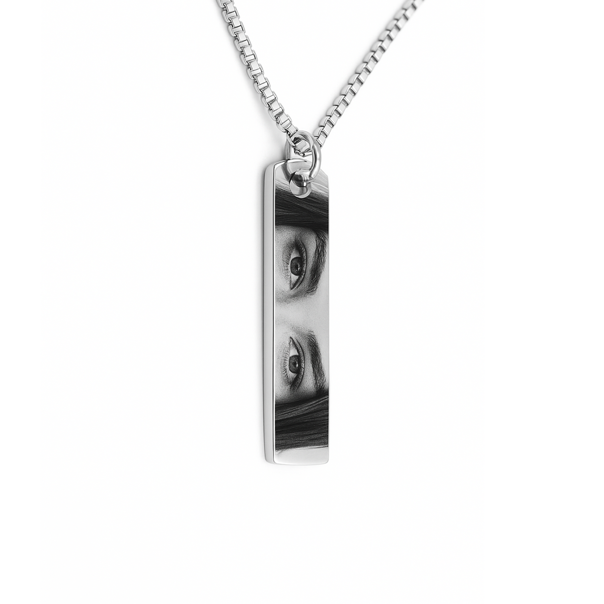 Collar con la foto de unos ojos grabada, acabado en plata