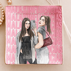 Plato joyero cuadrado con fondo rosa, dos amigas haciéndose un selfi ilustradas en acuarela y el título MALAS INFLUENCIAS repetido de fondo