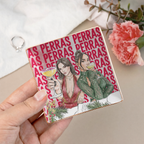 Plato joyero cuadrado personalizado en la mano, para ver el tamaño real, con el título PERRAS repetido de fondo