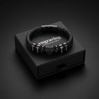 Pulsera negra con nombres grabados dentro de su caja de regalo