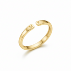 Anillo ajustable dorado con las iniciales M y K grabadas
