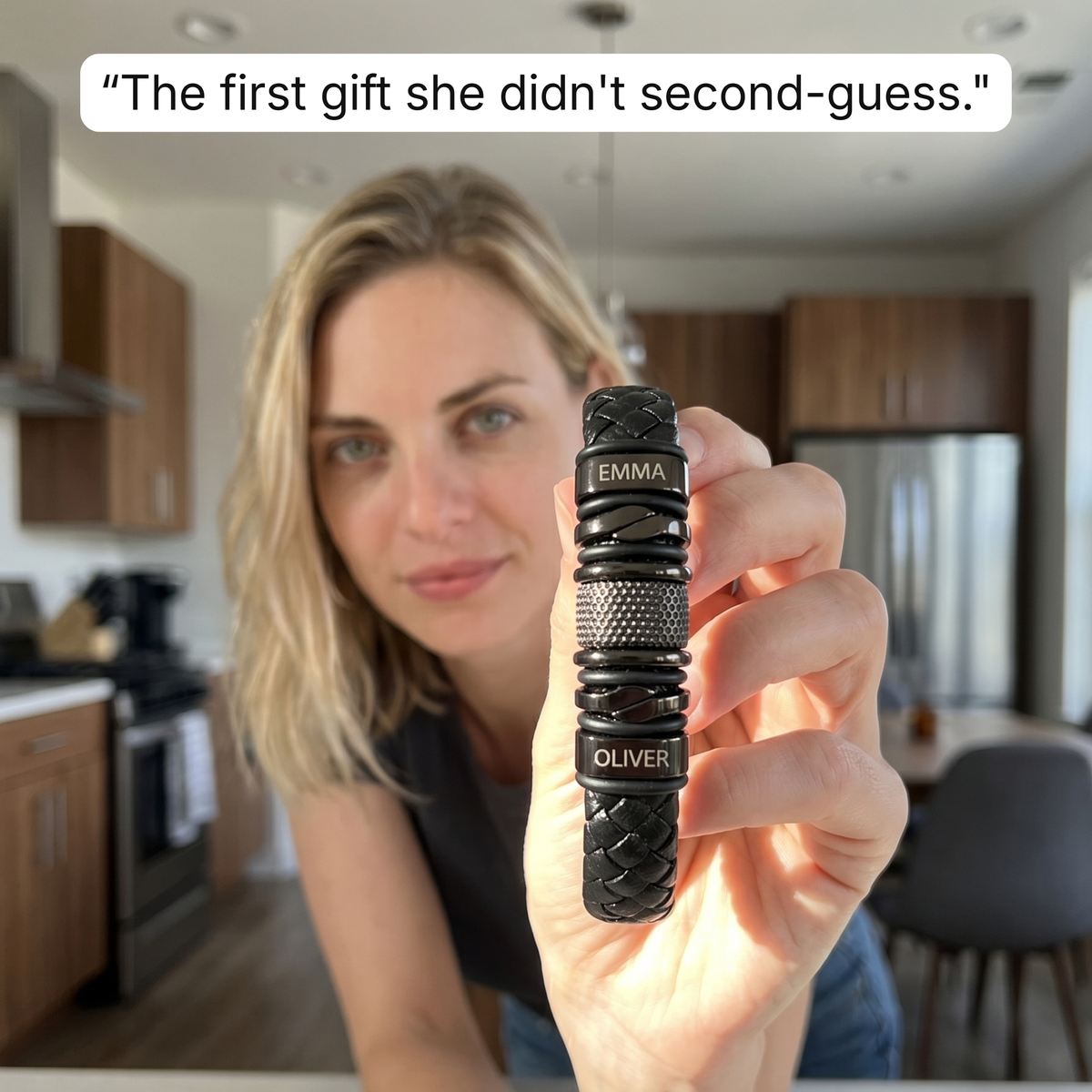 Mujer enseñando la pulsera negra con nombres grabados que ha regalado