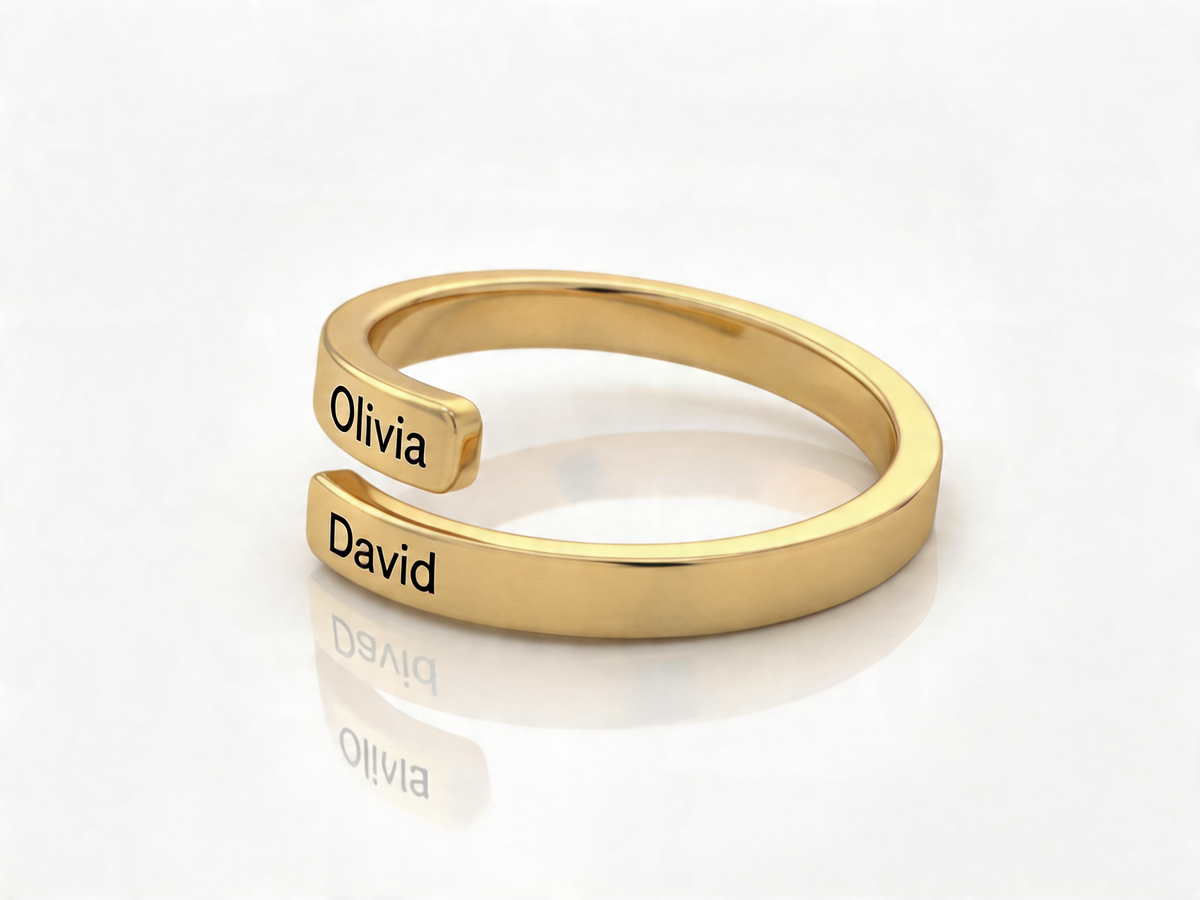 Anillo ajustable dorado con los nombres Olivia y David, uno en cada extremo