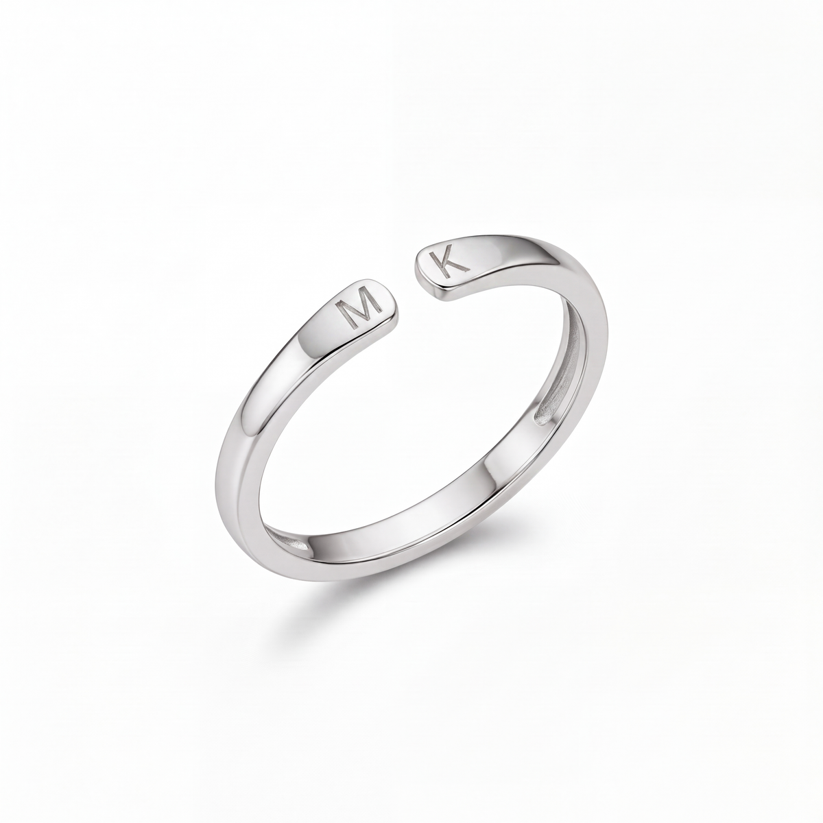 Anillo ajustable plateado con las iniciales M y K grabadas