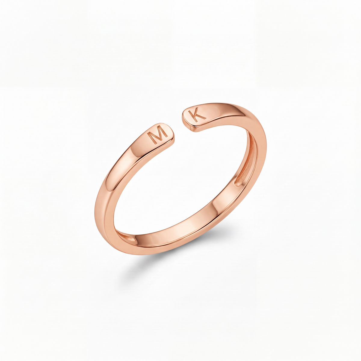 Anillo ajustable en oro rosa con las iniciales M y K grabadas