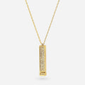 Collar «Te quiero» dorado con colgante de pedrería, sobre fondo blanco