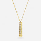 Collar «Te quiero» dorado con colgante de pedrería, sobre fondo blanco