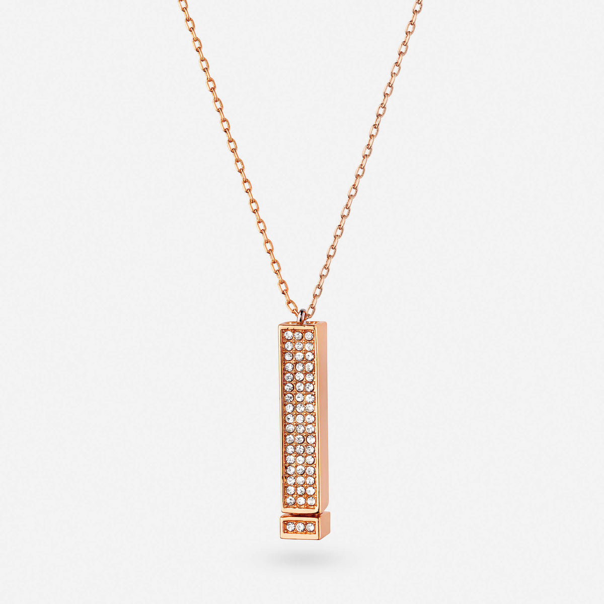 Collar «Te quiero» en oro rosa con colgante de pedrería, sobre fondo blanco