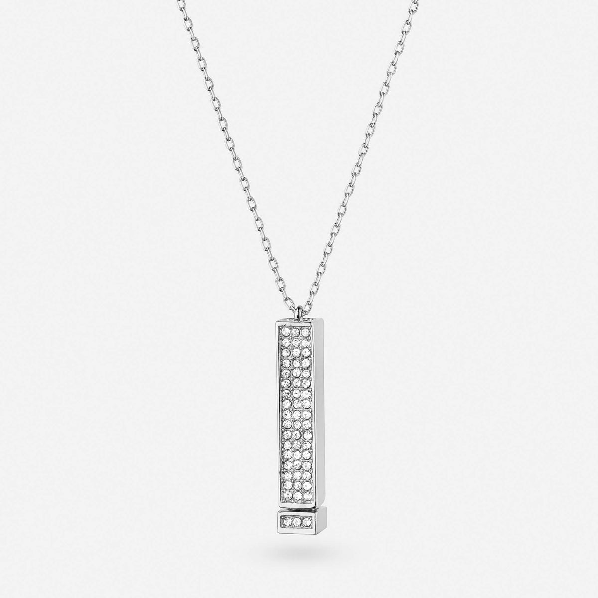 Collar «Te quiero» plateado con colgante de pedrería, sobre fondo blanco