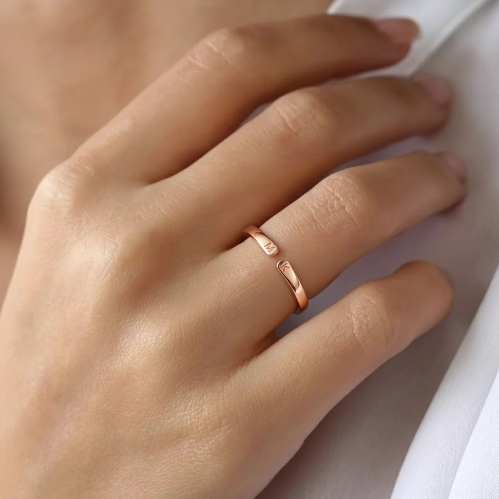Anillo en oro rosa con iniciales, fino y discreto en la mano