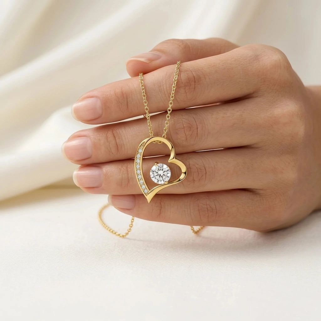 Collar de corazón con baño de oro amarillo 18k en la mano