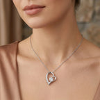Collar de corazón con baño de oro blanco, puesto