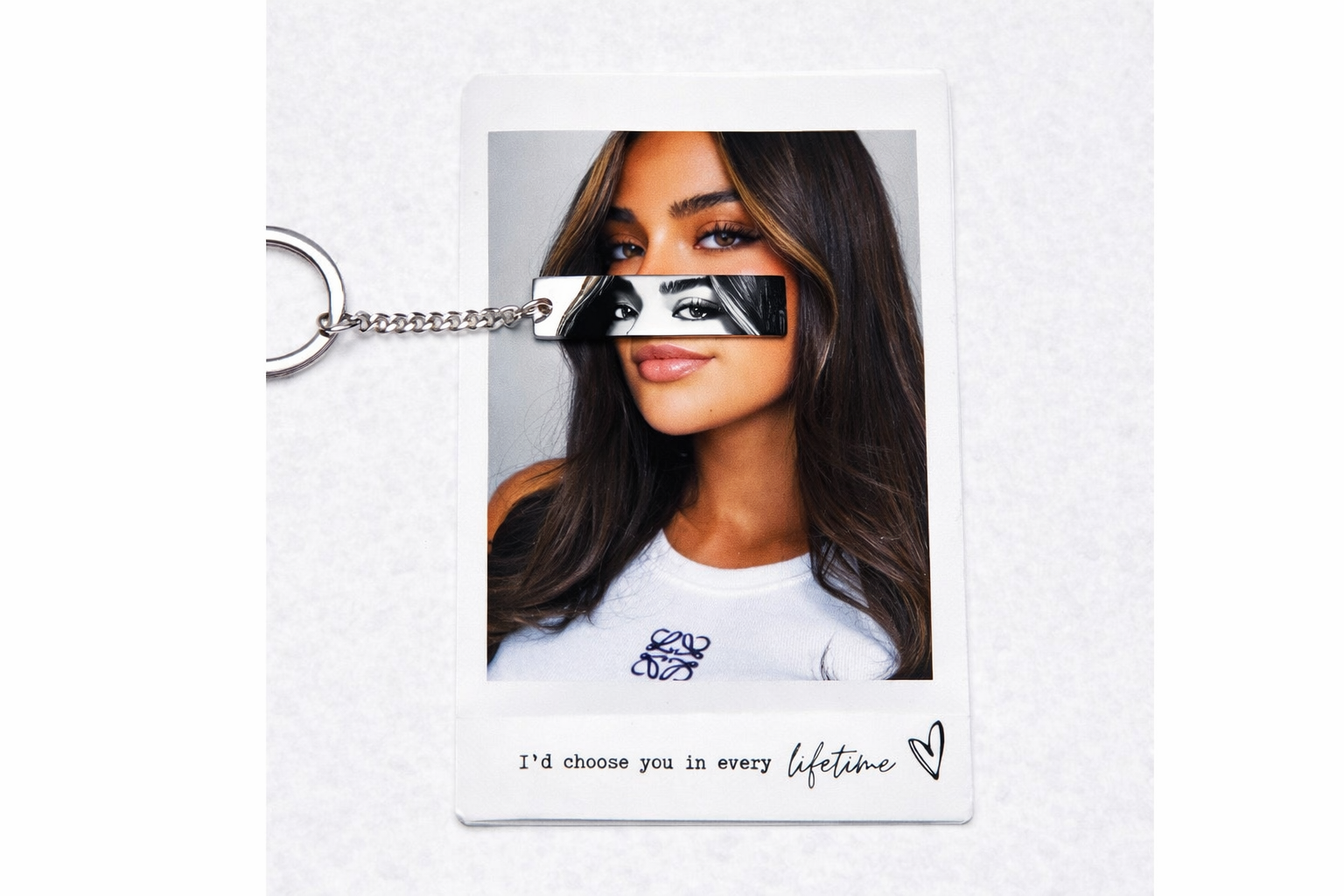 Llavero Mirada Eterna personalizado en uso