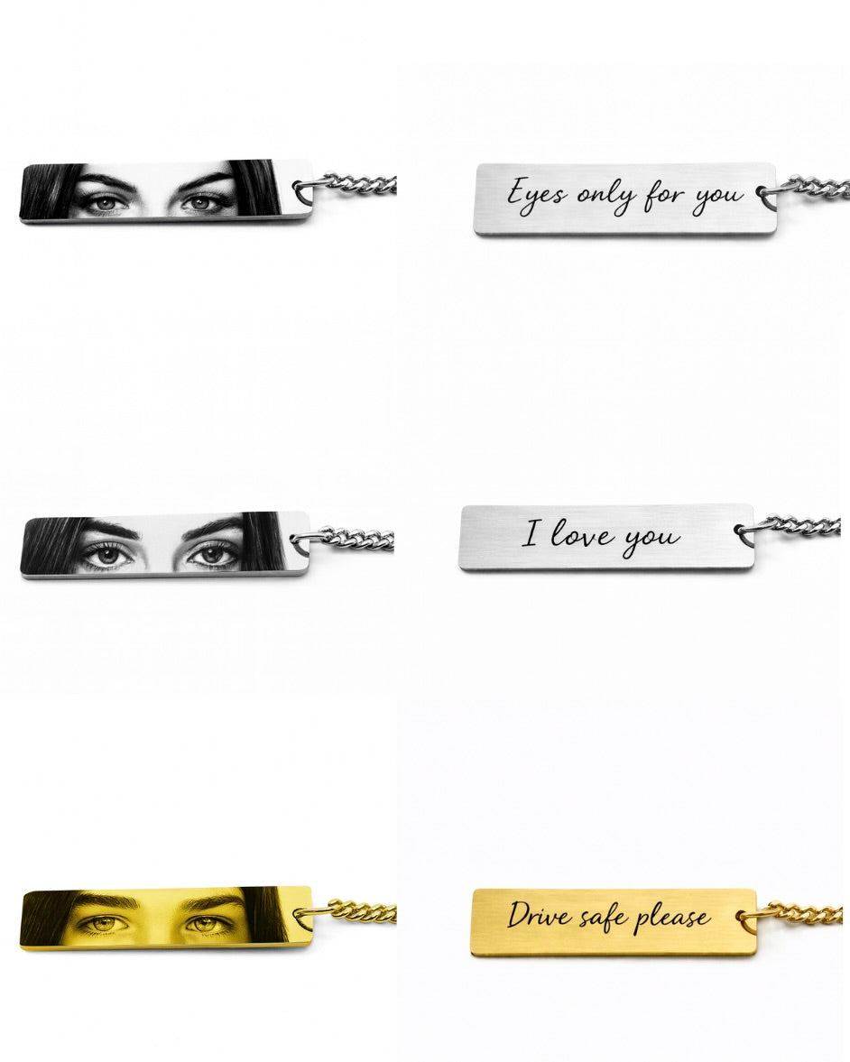 Llaveros personalizados plateados y dorado con texto en el reverso
