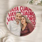 Plato joyero redondo de cerámica con una pareja ilustrada en acuarela y el título VAYA CUADRO repetido de fondo