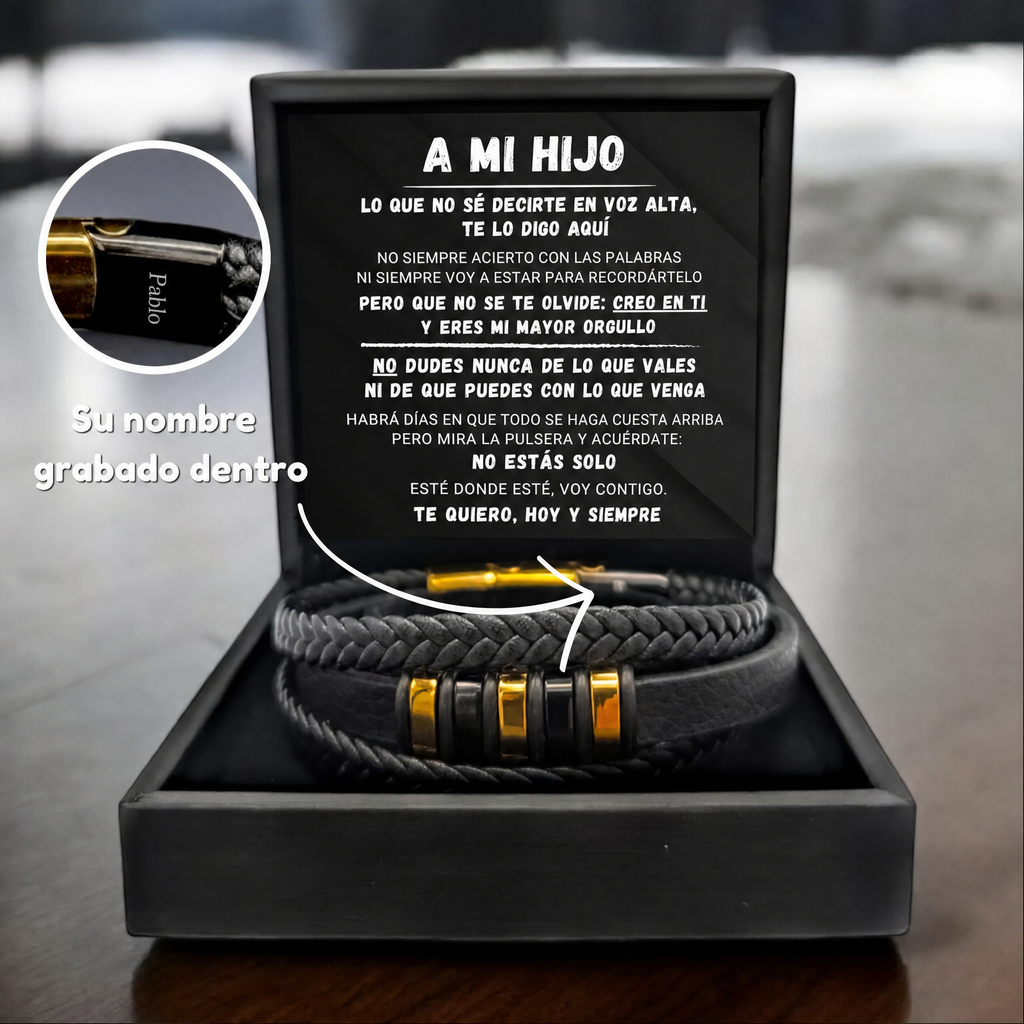 Pulsera de cuero trenzado en su caja negra, con la tarjeta de mensaje y el nombre grabado dentro del cierre