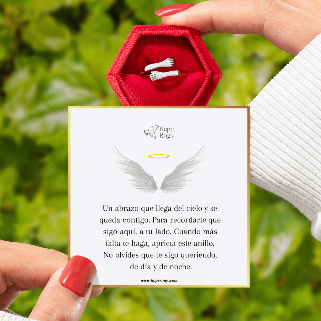 Anillo abrazo en su estuche de terciopelo rojo, junto a la tarjeta de regalo