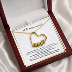 Collar de corazón dorado con nombres grabados, en su estuche rojo con la tarjeta «A la mejor mamá»