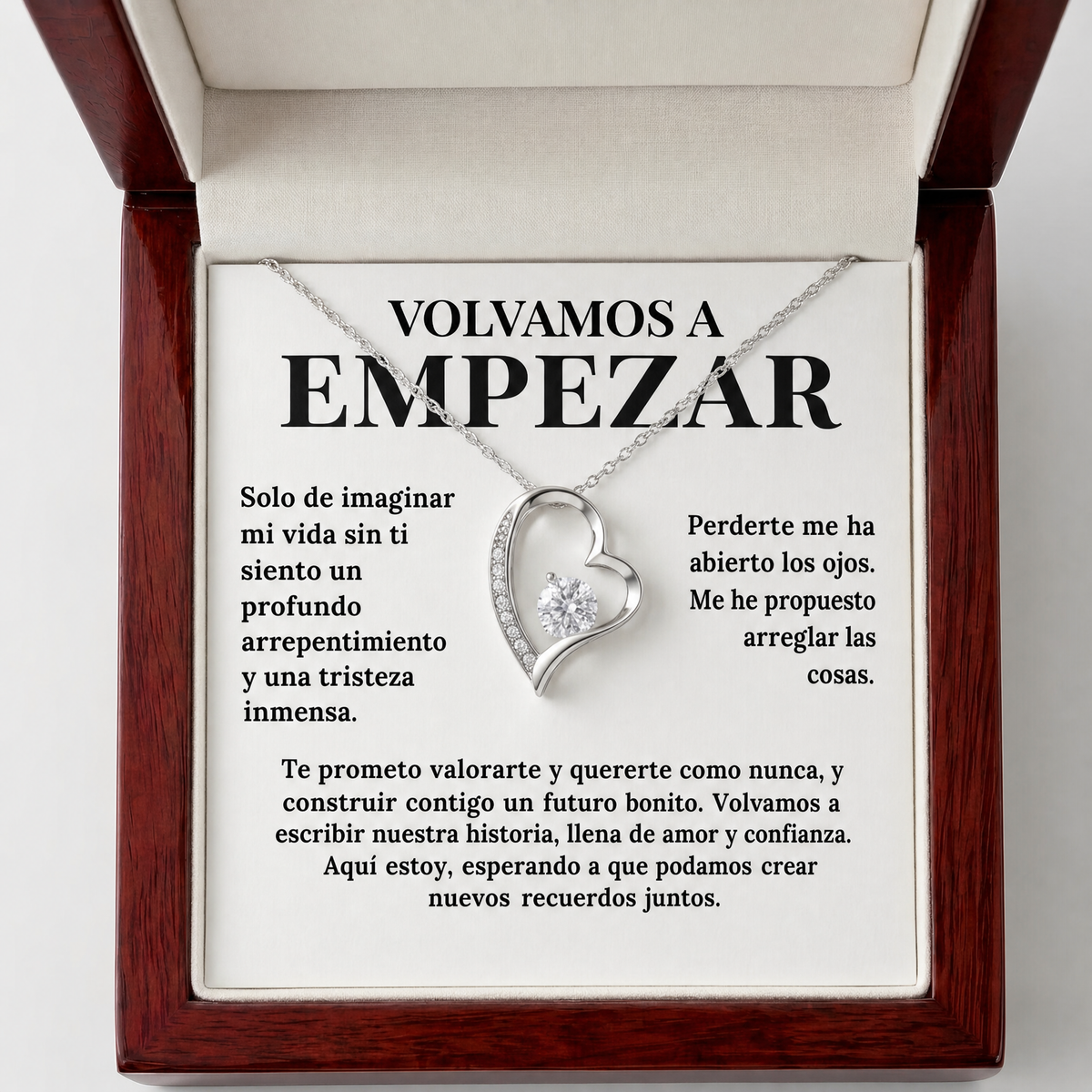 Collar de corazón con baño de oro blanco en el estuche de lujo estilo caoba, con la tarjeta «Volvamos a empezar»