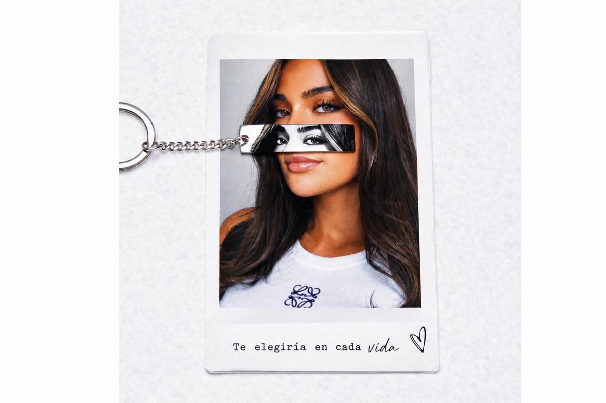 Llavero con la mirada impresa, sujeto a una foto tipo polaroid