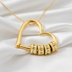 Colgante de corazón dorado con cuatro abalorios grabados con nombres