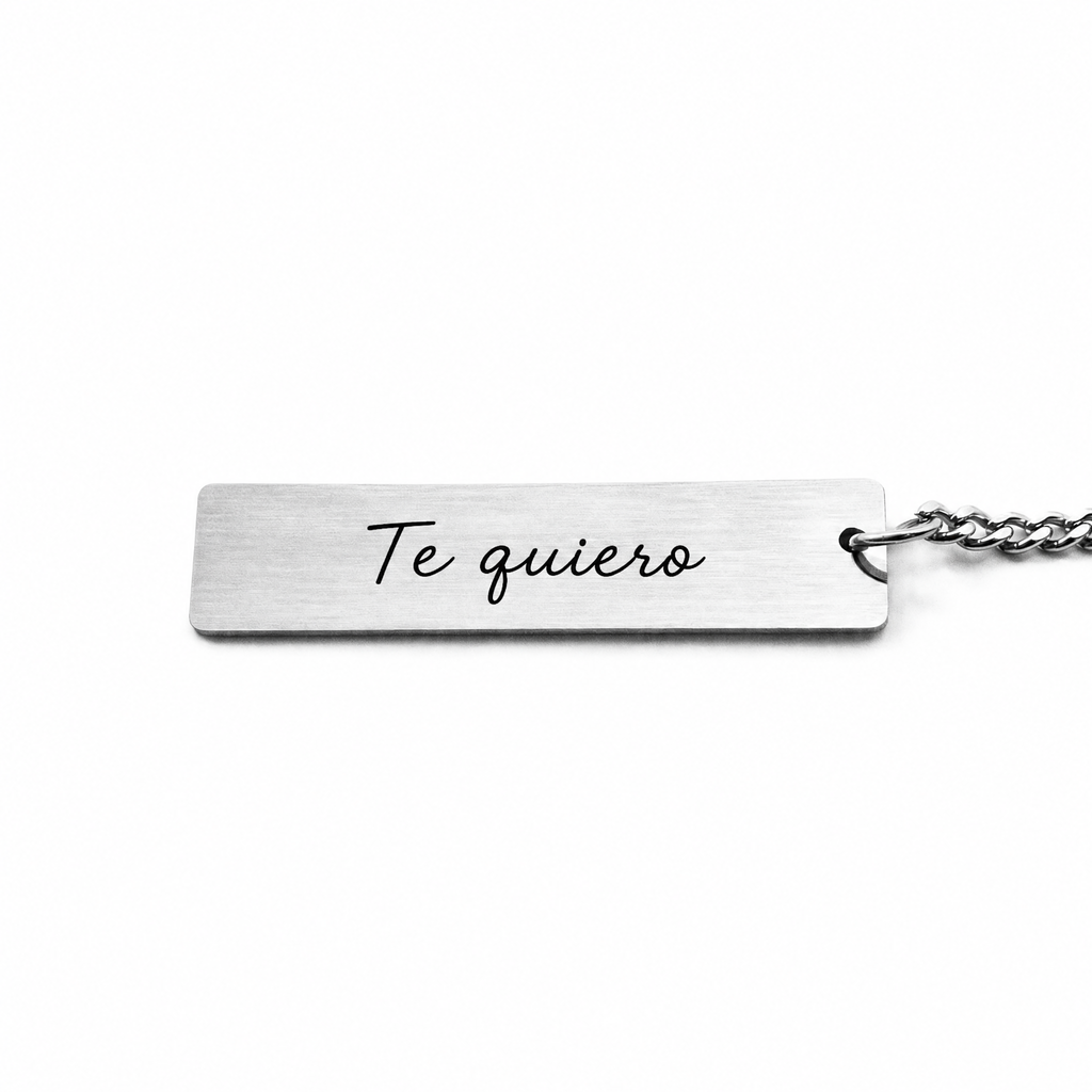 Parte de detrás del llavero plateado con la dedicatoria «Te quiero» grabada