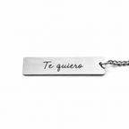 Parte de detrás del llavero plateado con la dedicatoria «Te quiero» grabada